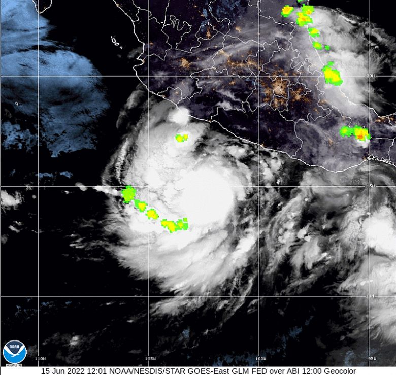 Tempestade tropical Blas est� se fortalecendo ao largo da costa do M�xico e deve virar furac�o nesta quarta-feira, dia 15. Cr�dito: GOES-East/NOAA