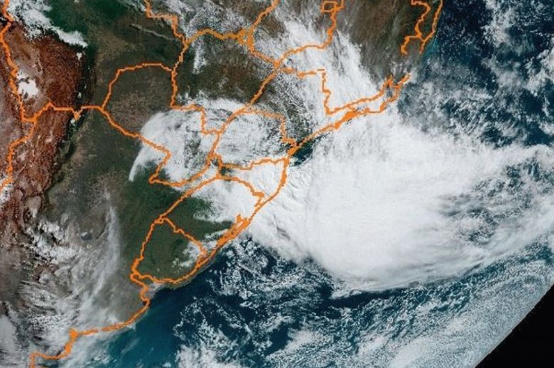 Imagem de satlite mostra as nuvens do ciclone extratopical no mar na altura de Santa Catarina em 10 de agosto. Crdito: NOAA/Goes-16/Apolo11