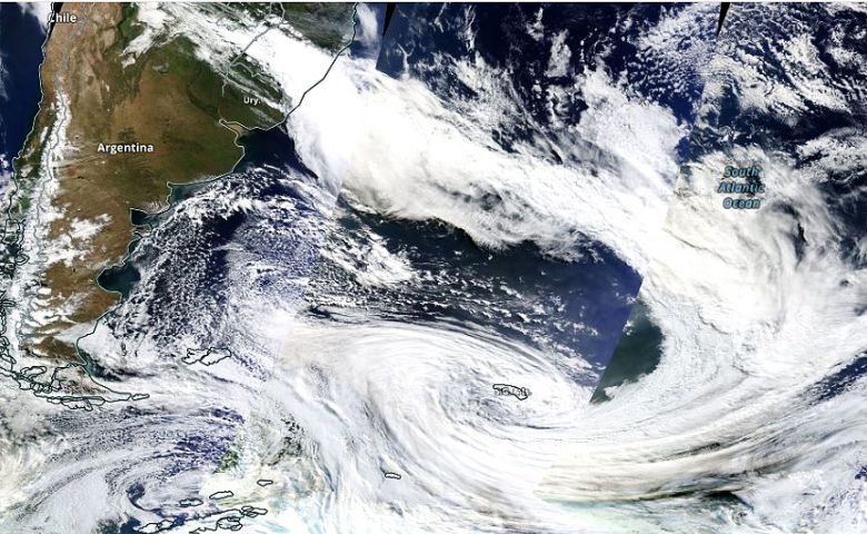 Imagem de sat�lite do dia 28 mostra a extensa �rea de atua��o do forte ciclone bomba sobre o Atl�ntico Sul. Cr�dito: Worldview/NASA 