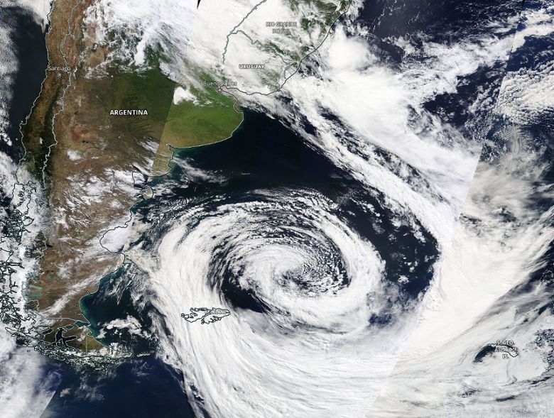 Imagem de satélite gerada pela NASA no dia 10 de março, mostra em cores naturais a formação do grande ciclone sobre o Atlântico Sul. Crédito: NASA