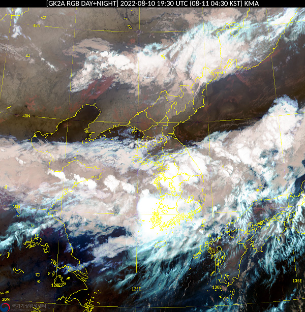 Imagem de sat�lite mostra as nuvens carregadas sobre quase toda a Coreia do Sul em 10 de agosto. O alerta continua at� a sexta-feira. Cr�dito: KMA