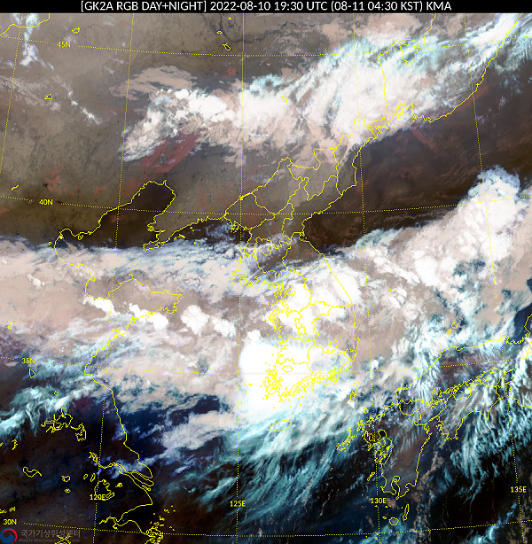 Imagem de satlite mostra as nuvens carregadas sobre quase toda a Coreia do Sul em 10 de agosto. O alerta continua at a sexta-feira. Crdito: KMA