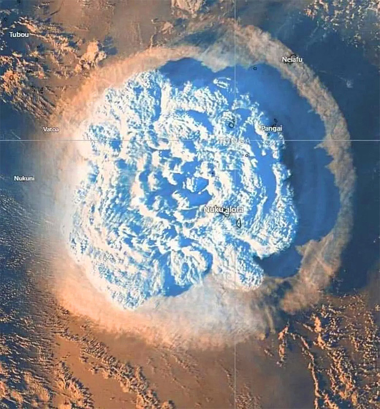 Imagem de satlite mostra a gigantesca pluma do vulco de Tonga na atividade do dia 15 de janeiro de 2022. Crdito: NOAA/NASA 