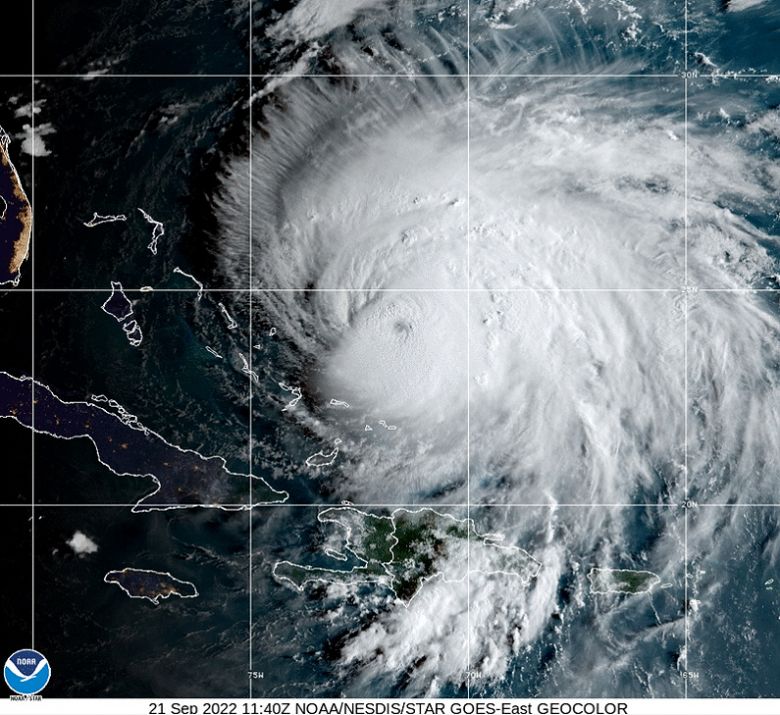 Legenda: Imagem de satlite mostra o grande furaco Fiona, que atingiu a categoria 4 sobre o Atlntico norte. Os ventos intensos se estendem num raio de 260 quilmetros do centro da tormenta. Crdito: NOAA 