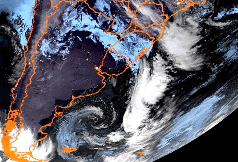 A imagem de satélite mostra um ciclone extratropical na altura da Argentina às 10h40 UTC do dia 10. Crédito: Goes-16/NOAA/Apolo11.com