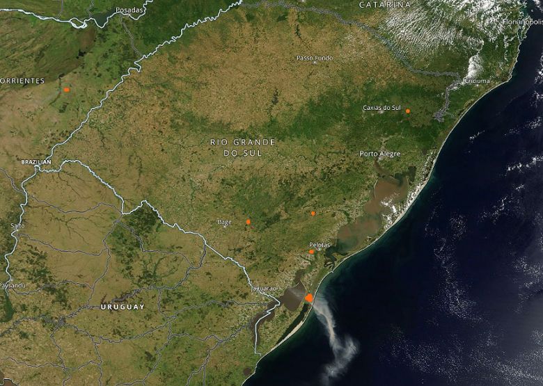 Imagem de satlite do estado do Rio Grande do Sul dia 14 de dezembro. O foco de incndio no Taim foi captura por satlites. Crdito: WorldView/NASA  