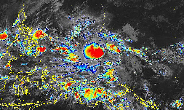 A imagem de satélite mostra as nuvens de Malakas na área circular em vermelho, entre o norte da Papua Nova Guiné e  o leste das Filipinas. A tempestade está se intensificando. Crédito: Himawari-8/9, Agência Meteorológica do Japão.