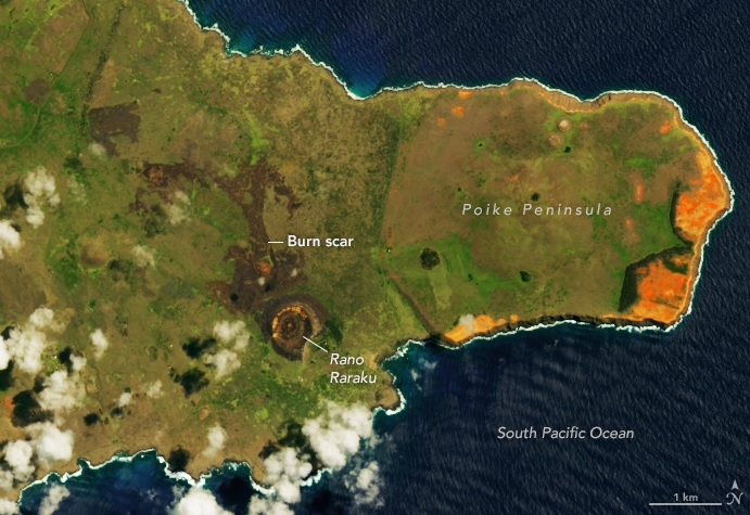 Imagem de satlite capturada no dia 12 de outubro revela rea queimada muito prxima  cratera vulcnica Rano Raraku. Crdito: Landsat 9 NASA 