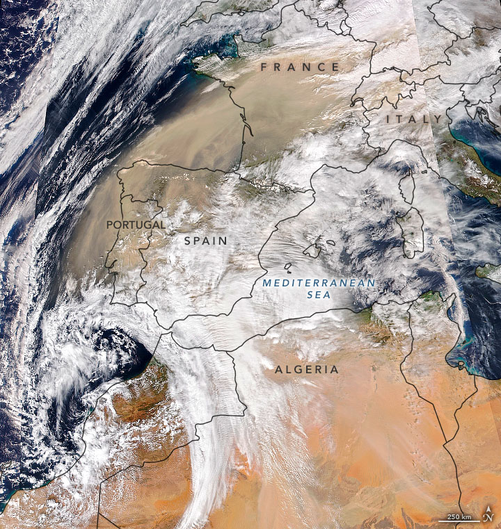 Imagem de sat�lite mostra a grande nuvem de poeira cobrindo a Espanha, Portugal e a Fran�a no dia 15 de mar�o. Cr�dito: NOAA/NASA