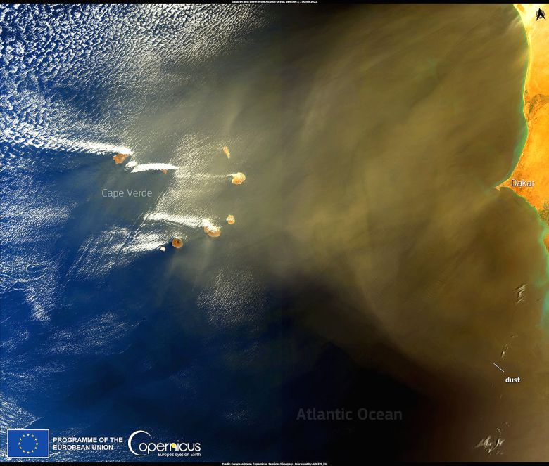 Imagem de satélite mostra uma grande nuvem de poeira avançando da parte continental da África para a região de Cabo Verde, no Atlântico Norte no dia 3 de março. Crédito: Sentinel3/ESA/Copernicus