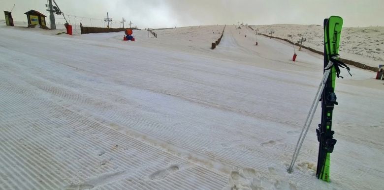 A neve na Serra da Estrela ficou levemente escurecida pela presen�a de part�culas de poeira vindas do Saara esta semana. Cr�dito: Divulga��o pelo twitter @meteoestrela 