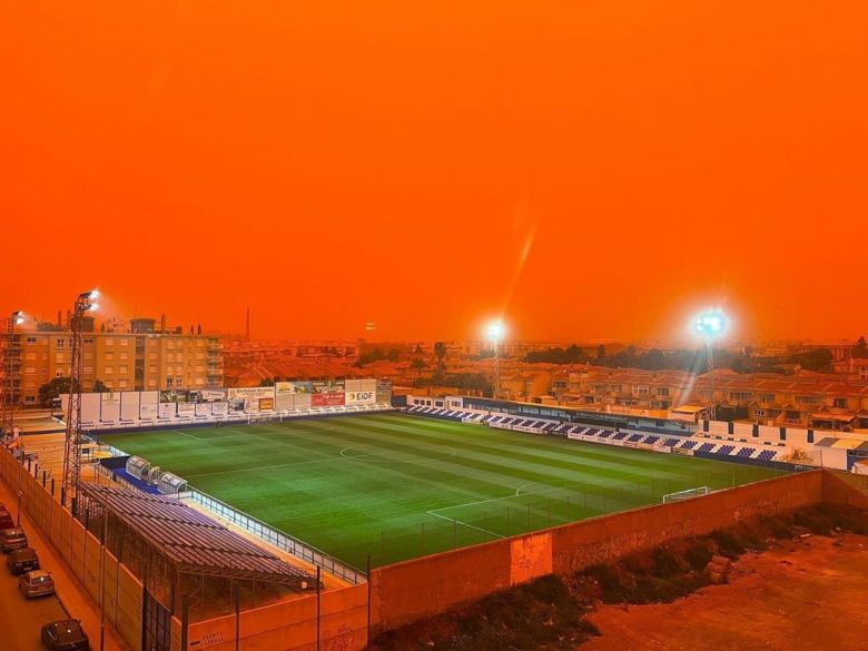 C�u fica totalmente laranja em Aguilas, na segunda-feira, dia 14. Cr�dito: Divulga��o pelo twitter @aguilas fc