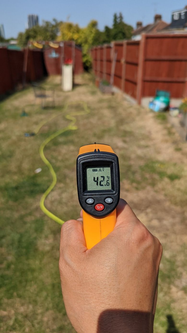 Temperatura registrada em um term�metro de m�o por morador de Londres, segunda-feira, dia 18. Cr�dito: Foto divulgada pelo twitter @dantvli