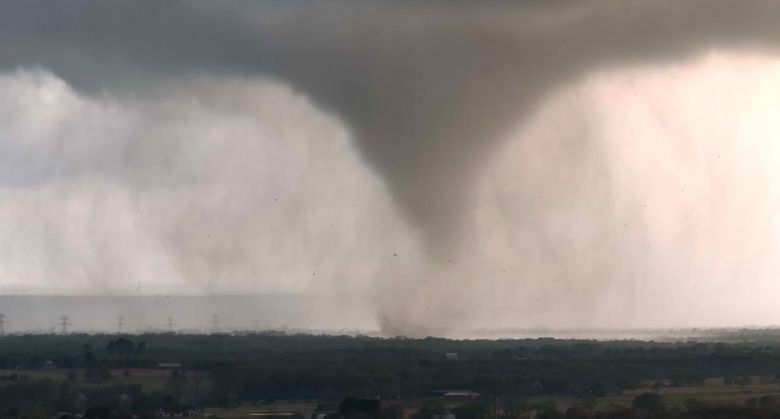 Imagem de um dos tornados em forma��o, que atingiu o Texas, no dia 21 de mar�o. Cr�dito: Reprodu��o twitter/@brianemfinger