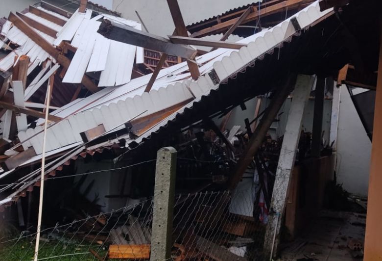 Destelhamento provocado pelos ventos intensos em Campo Alegre no domingo. Cr�dito: CBM/Divulga��o 