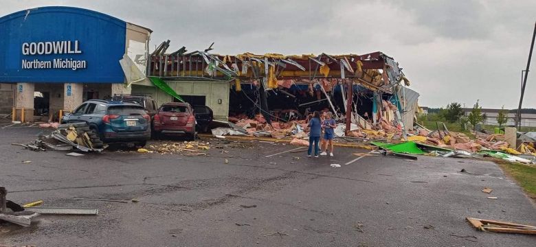 Destruição provocada pelo tornado EF3 em Gaylord. Há dez anos um tornado não atingia esta classificação no estado de Michigan. Crédito: Divulgação pelo twitter @KaylaBegley  