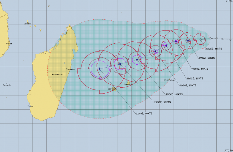 Trajeto estimado para o ciclone tropical Emnati nos próximos dias. A tormenta deve chegar a Madagascar no início da próxima semana. Crédito: JTWC