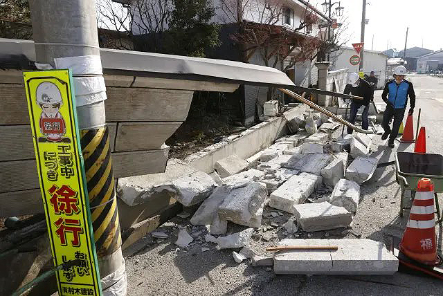 Destruição em Fukushima após forte abalo sísmico. No total, 11 províncias registraram feridos. Crédito: Divulgação pelo twitter @TVTSMedia