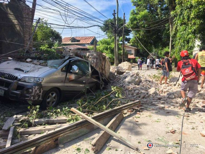 Equipes de primeiros socorros da Cruz Vermelha filipina trabalham no local, depois que um forte terremoto atingiu o norte do pas, causando colapso de estruturas. Crdito: Divulgao Cruz Vermelha das Filipinas/@IFRCAsiaPacific