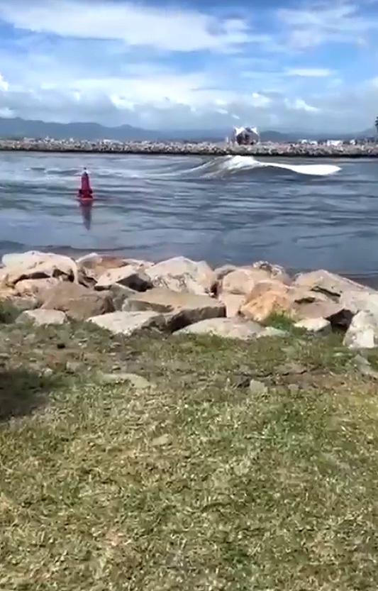 Pequenas ondas de tsusami associadas ao violento terremoto de 7.6 magnitudes, no Mxico, foram reportadas em sete localidades. Crdito: Imagem divulgada pelo twitter de ondulao observada em Manzanillo, no estado de Colima @mikecasillaslpz 