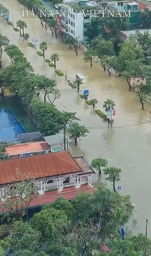 As chuvas torrenciais do fim de semana provocaram inundaes histricas em Da Nang, parte central do Vietn. Crdito: Reproduo de divulgao pelo twitter @NDNews Weather 