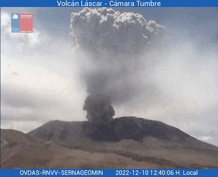 Imagem por webcam do vulco Lscar em erupo na tarde do dia 10 de dezembro. Crdito: SERNAGEOMIN 