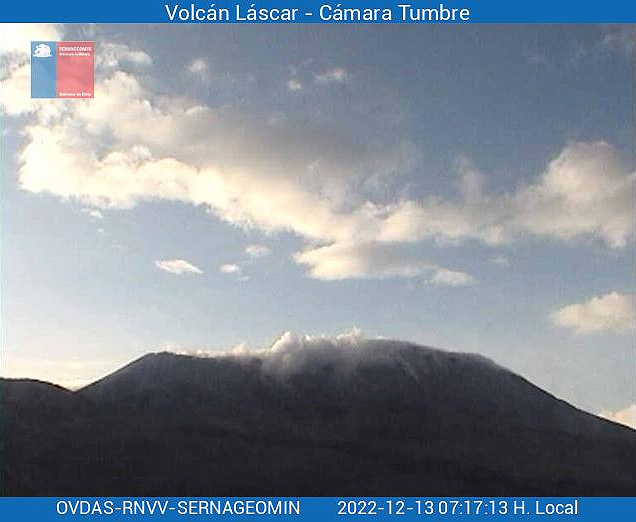 Imagem por webcam do vulco Lscar no amanhecer do dia 13. Apesar da diminuio da atividade, a montanha permanece em alerta amarelo. Crdito: Divulgao SERNAGEOMIN  