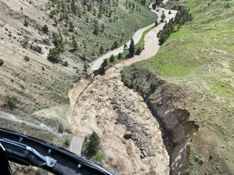 Chuvas históricas atingiram o Parque Nacional de Yellowstone causando grandes enchentes e desmoronamentos. Crédito: Divulgação página oficial no twitter @YellowstoneNPS 