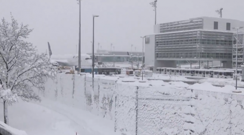 Aeroporto de Munique coberto pela intensa nevasca, que suspendeu centenas de voos entre os dias 2 e 3 de dezembro. Crdito: divulgao via twitter @fl360aero