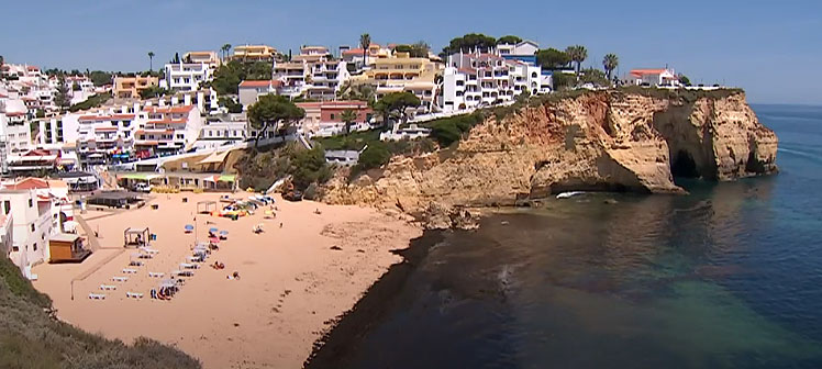 Vista litornea em Carvoeiro, no Algarve. As guas e a areia sofrem invaso da alga japonesa. Crdito: reproduo ilustrativa sic notcias 
