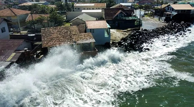 Mais de 3 bilh�es de pessoas vivem atualmente em locais de risco e vulner�veis aos efeitos das mudan�as clim�ticas. Imagem ilustrativa, ressaca no litoral de SC. Cr�dito: Rafael Imhof
