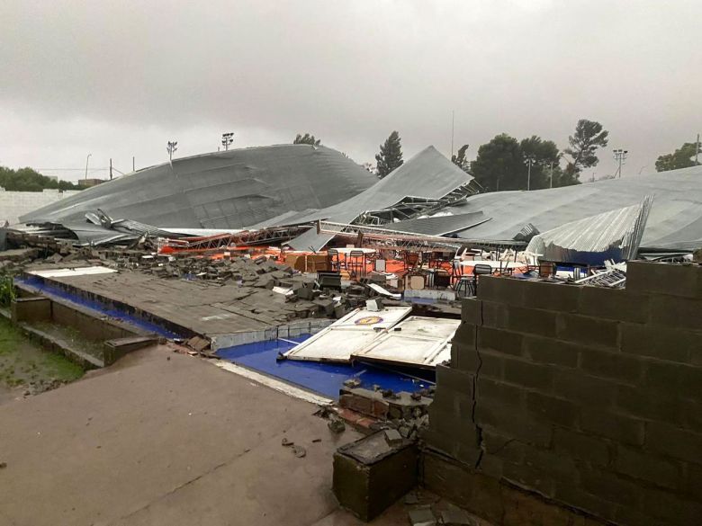 Destruio em Baha Blanca, na provncia de Buenos Aires, durante tempestade no sbado. Crdito: Divulgao via X (twitter) @Pame W 