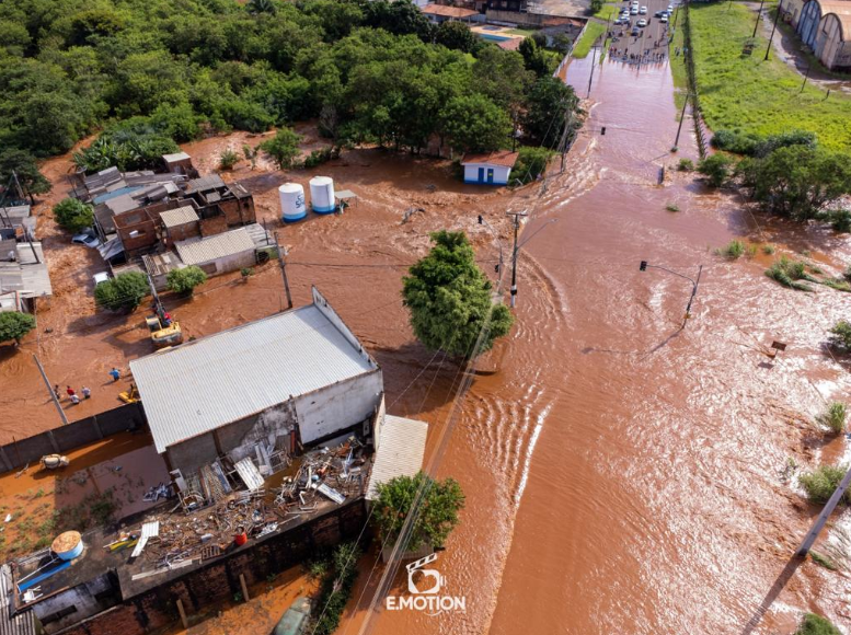 Rompimento de barragem provoca enxurrada em Bandeirantes, no norte do Paran e faz prefeitura decretar calamidade pblica. Crdito: Allysson Silva/Emotion Films  