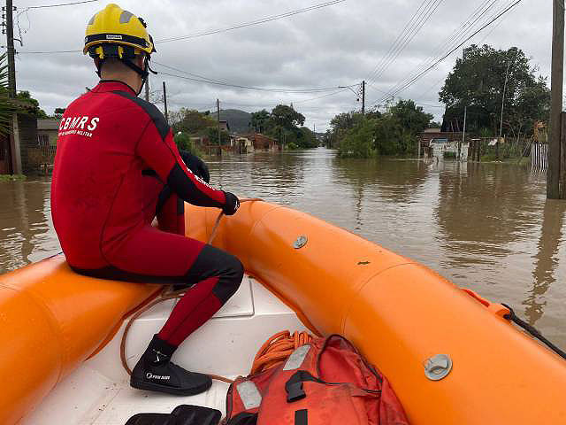 Bombeiros trabalham nas reas inundadas para resgatar moradores gachos, aps o evento extremo climtico de 16 de junho. Crdito: Arquivo Corpo de Bombeiros RS