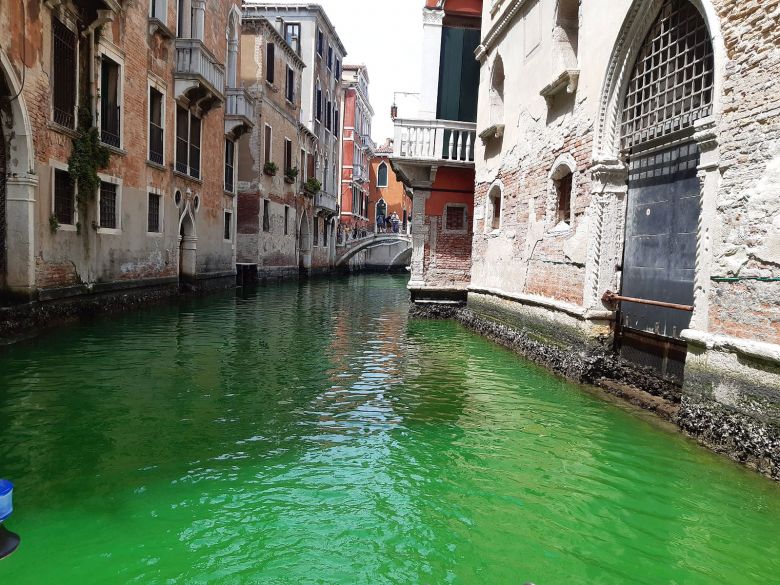 Canal de Veneza tomado pela colorao verde fluorescente no domingo. Crdito: Divulgao @arpaveneto 