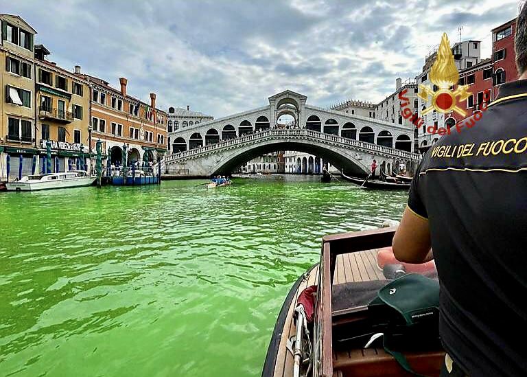 Grande Canal de Veneza ficou totalmente esverdeado no dia 28. Bombeiros recolheram amostras da gua verde para investigao. Crdito: Divulgao @viglidelfuoco 