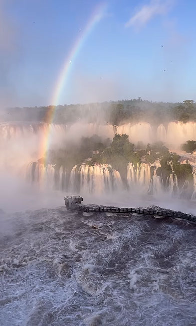 Cataratas do Iguau dia 14 de outubro, quando a vazo estava em 9 milhes de litros de gua por segundo. Crdito: Divulgao Instagram oficial @cataratasdoiguacu/Parque Nacional do Iguau 