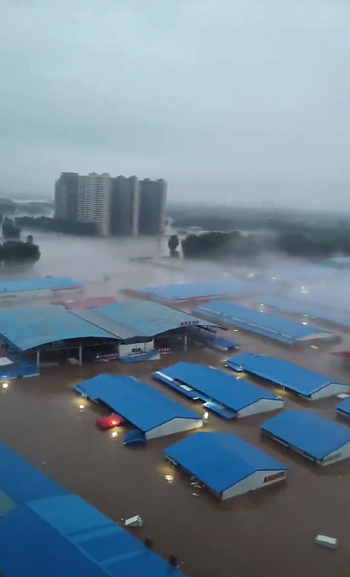 Inundaes em Pequim. Crdito: reproduo via twitter @jenniferzeng97