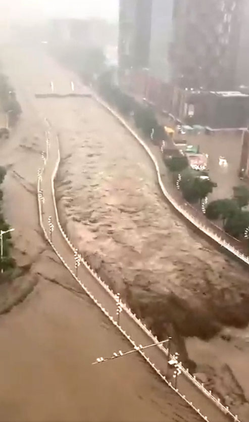 Inundaes em Pequim. Crdito: reproduo via twitter @xinwen16726672