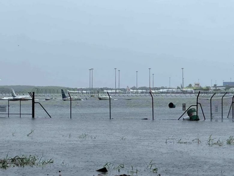 Aeroporto de Cairns  inundado aps chuvas  volumosas durante a passagem do ciclone Jasper. Crdito: Divulgao via X (twitter) @Hitch04