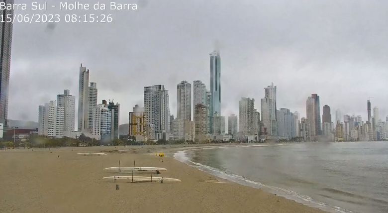 Tempo chuvoso na Grande Florian�polis nesta quinta-feira. A Defesa Civil alerta para chuvas volumosas. Cr�dito: Divulga��o via twitter @MonitoramentoSC