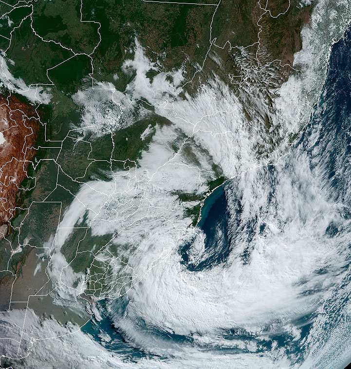 Imagem de satlite mostra a formao do ciclone extre a costa do RS e de SC na sexta-feira, dia 16. Crdito: NOAA/Goes-16