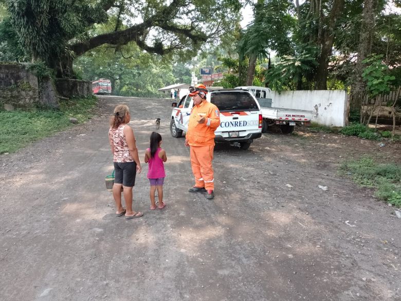 Agentes do CONRED conversam com moradores para a auto-evacuao ao redor do Vulco de Fogo, que entrou em erupo dia 4. 