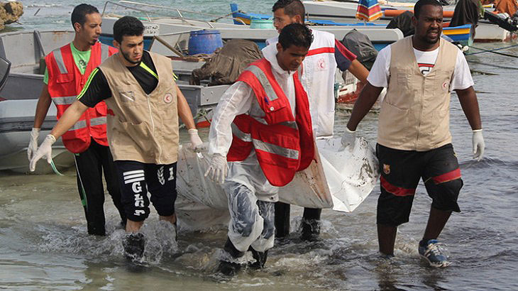 Voluntrios do Crescente Vermelho retiram corpos do mar no litoral de Derna. O nmero de mortos passou de 5 mil. Crdito: Divulgao Crescente Vermelho na Lbia 