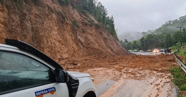 Serra de Corup atingida por deslizamento na segunda-feira. Crdito: Divulgao Defesa Civil de SC 