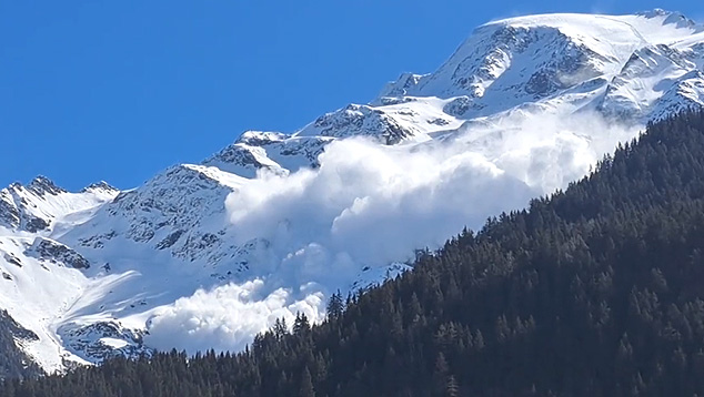 Avalanche  flagrada na regio de Contamines-Montjoie em 9 de abril. Crdito: Reproduo twitter @domaineskiable