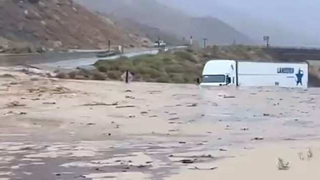 Enchente registrada na regio do Vale da Morte, no sul da Califrnia. Crdito: reproduo via twitter @Caltrans9