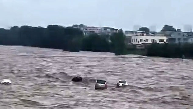 Chuvas torrenciais atingiram Pequim e os arredores, no norte da China, provocando graves inundaes. Crdito: reproduo via twitter @StephenMcDonell 