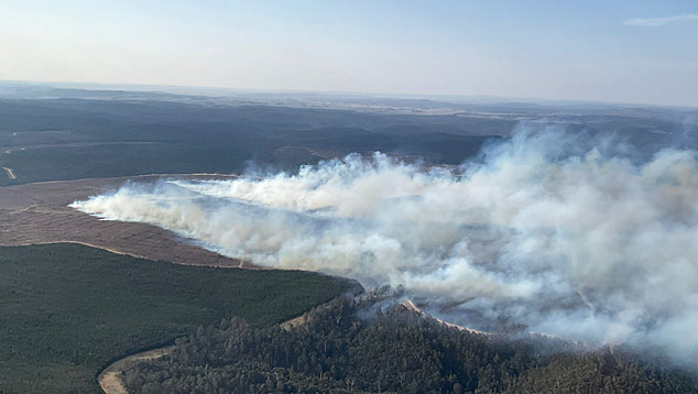 Incndios florestais voltaram a se espalhar no leste de Nova Gales do Sul em meio a uma intensa onda de calor na Austrlia. Crdito: Divulgao Rural Fire Service @NSWRFS