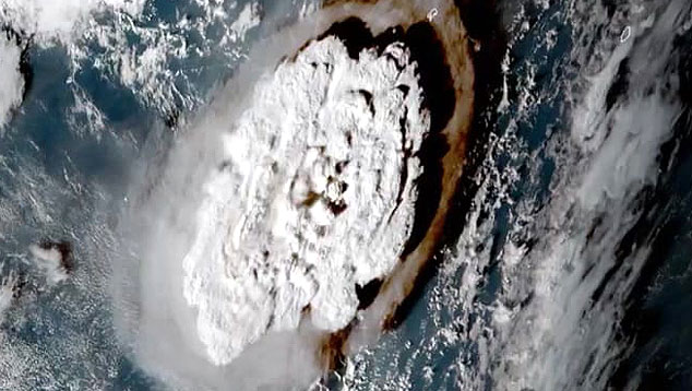 Gigantesca erupo do vulco submarino Hunga Tonga Hunga Haapai vista do espao em 15 de janeiro de 2022. Crdito: NOAA 